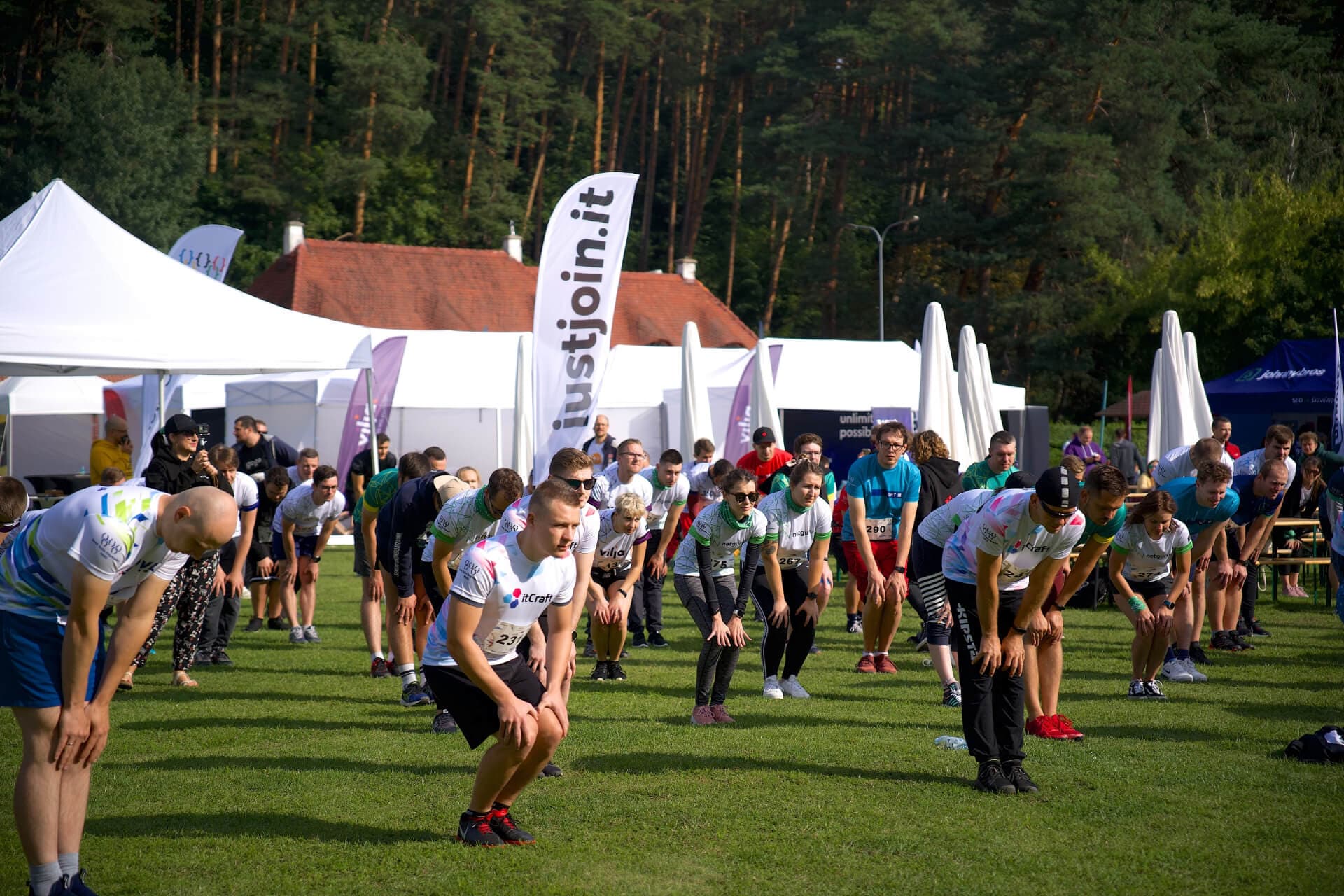 Uczestnicy wydarzenia firmowego podczas rozgrzewki — Olimpiada Just Join IT
