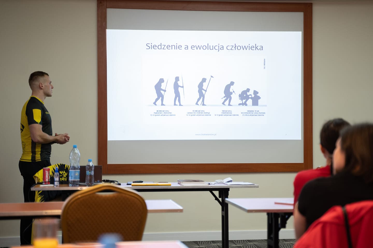 Cezary Dobrzelecki podczas prelekcji o wpływie siedzącego trybu pracy na zdrowie