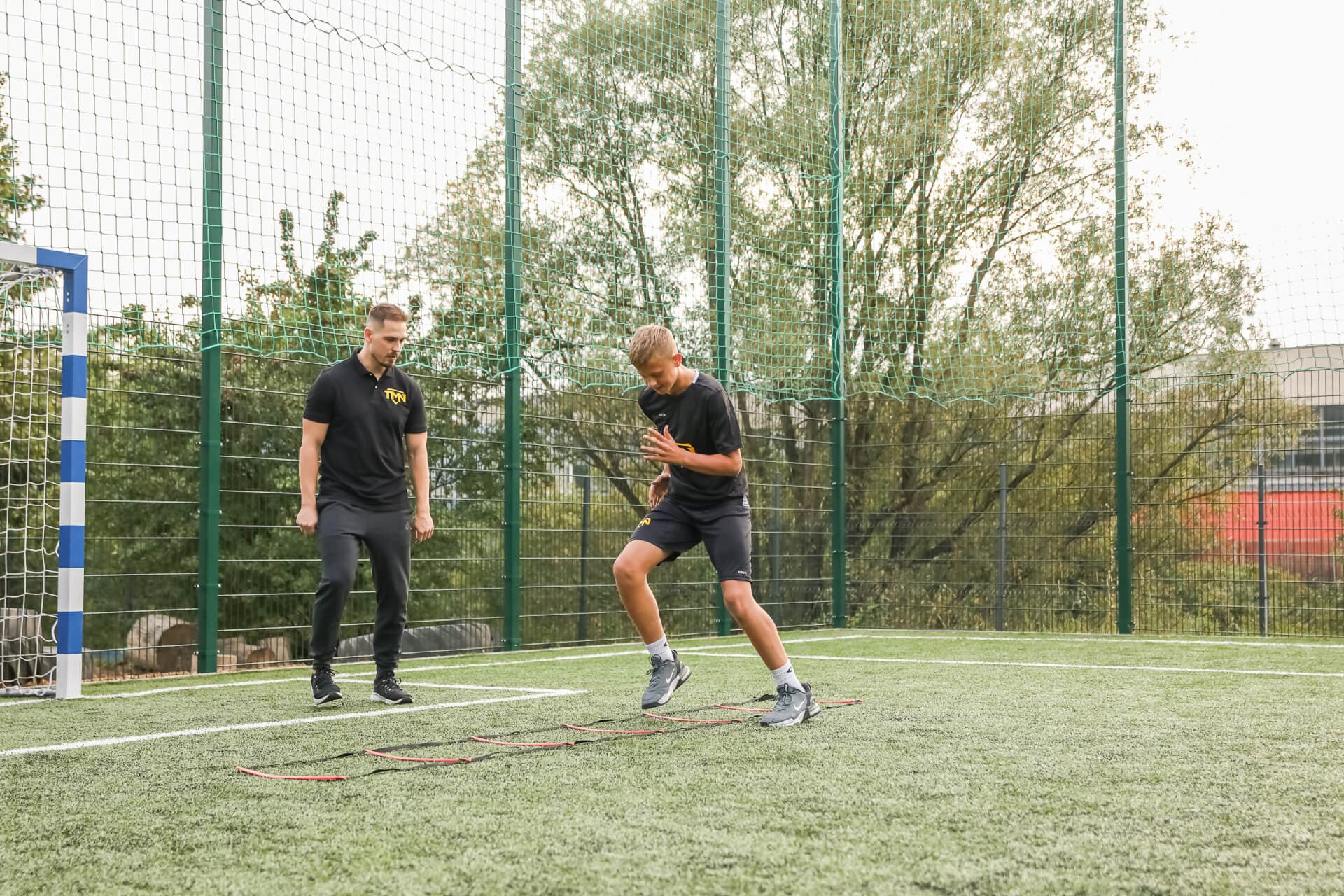 Trening koordynacji na drabince agility pod okiem trenera TMN