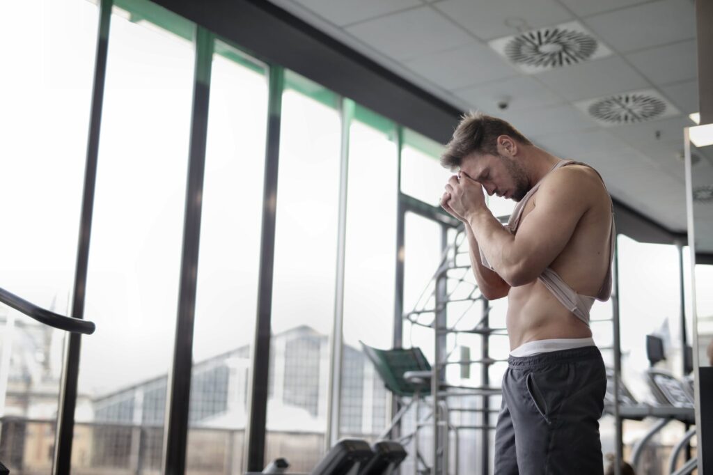 jak unikać przeciążenia mięśni na treningu w siłowni
