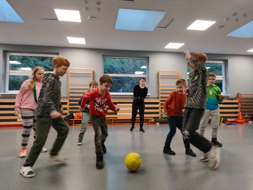 zajęcia sportowe dla dzieci na sali gimnastycznej w Gdańsku