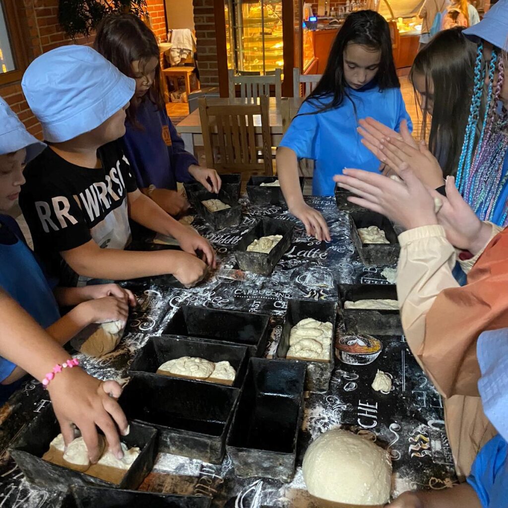 pieczenie chleba w Szymbarku przez dzieci